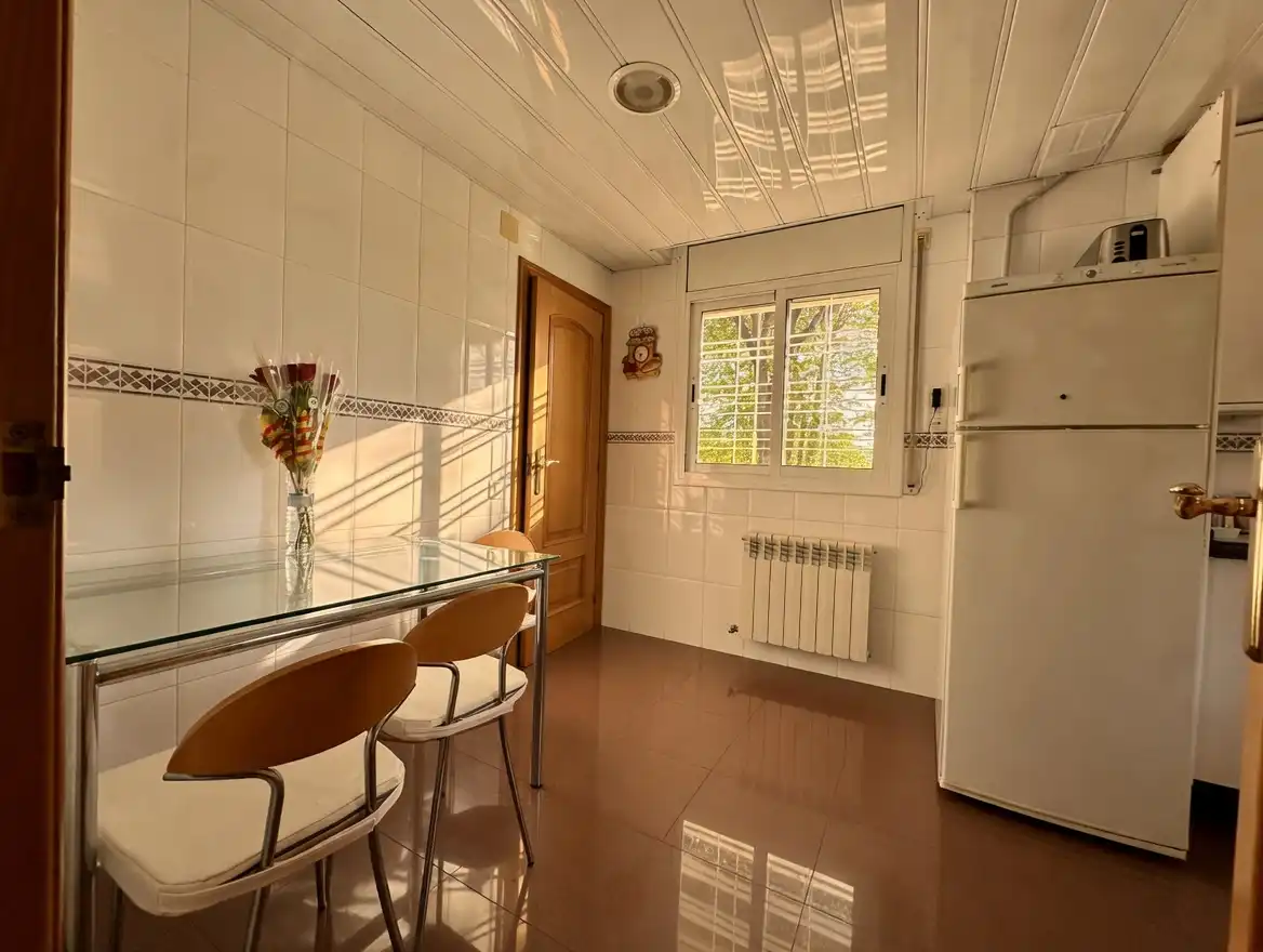 Cocina de Casa adosada en venta en Sant Joan Despí con Aire acondicionado, Calefacción y Jardín privado