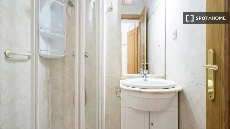 Bathroom of Flat for share in Madrid  with Air Conditioner, Terrace and Furnished