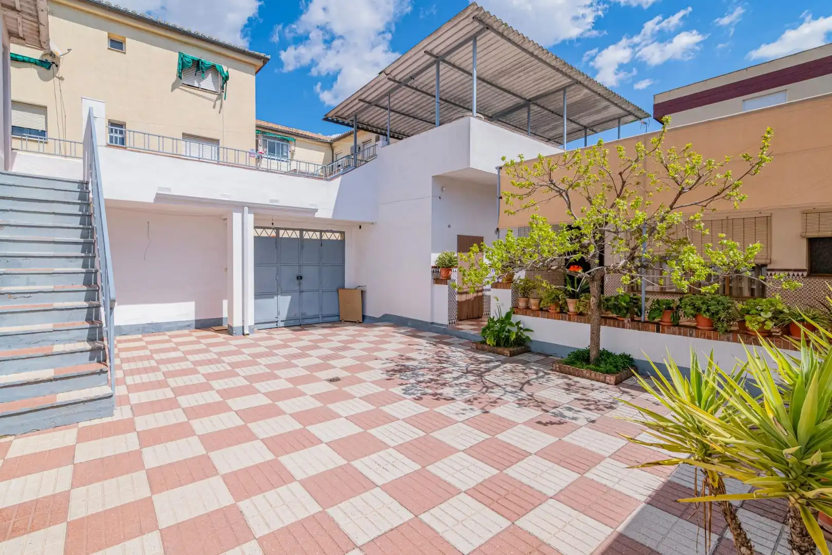 Vista exterior de Casa adosada en venda en Albolote amb Calefacció, Jardí privat i Terrassa
