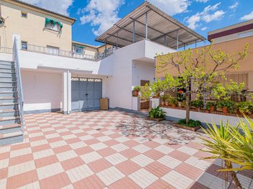 Casa aparellada amb jardí en venda a Calle CALDERON