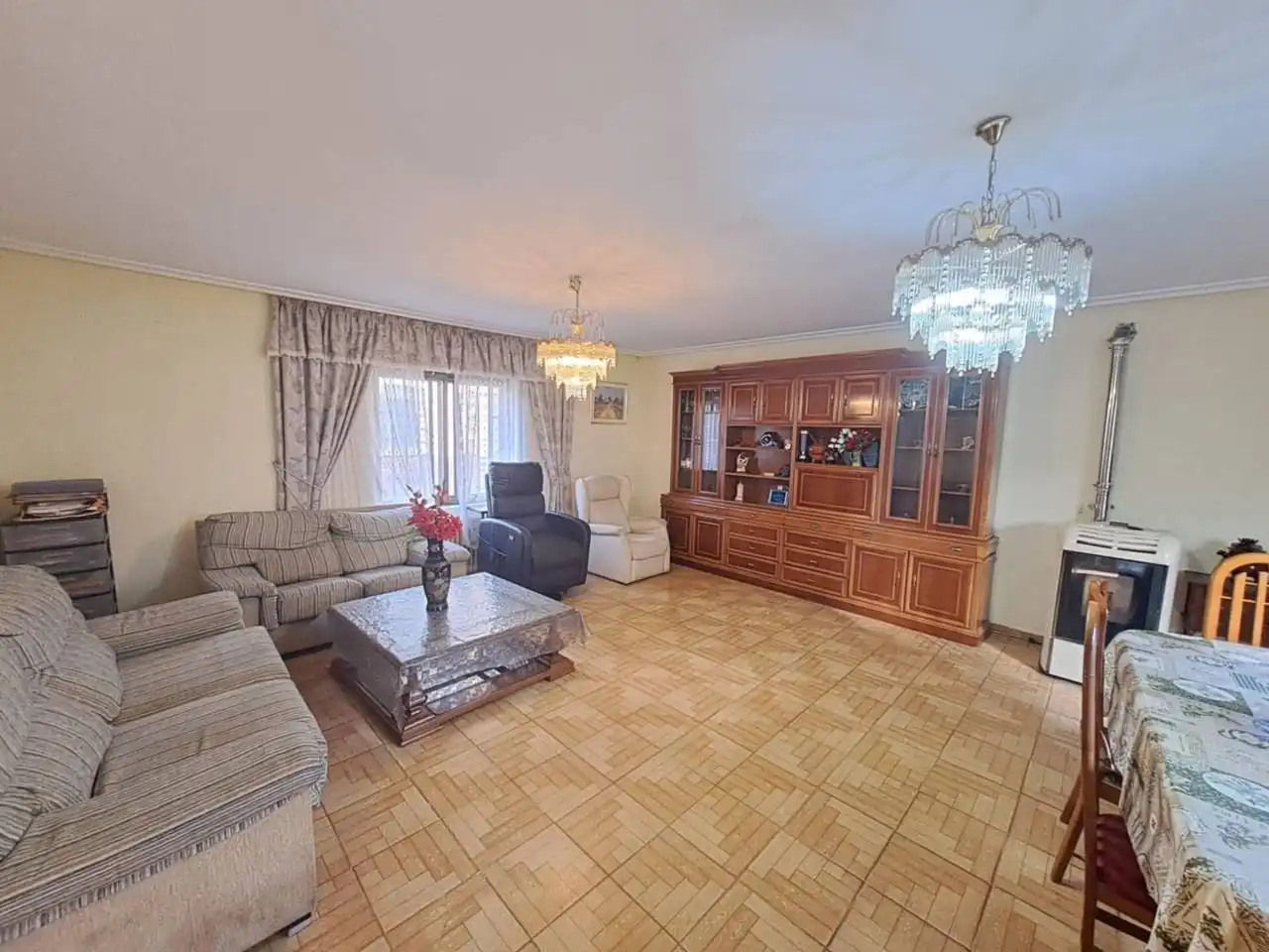 Sala d'estar de Casa adosada en venda en Burgos amb Calefacció i Jardí privat