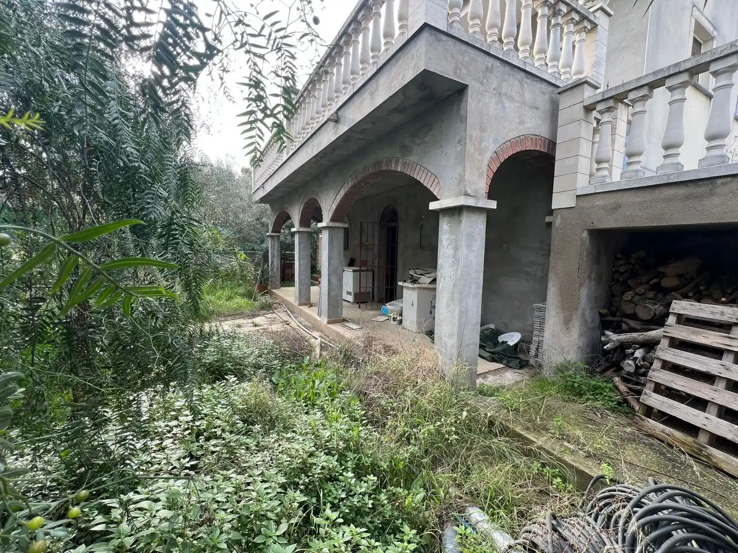 Vista exterior de Finca rústica en venda en Vilanova i la Geltrú amb Jardí privat, Terrassa i Traster