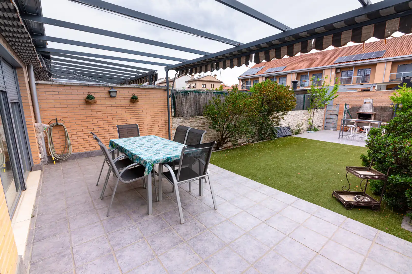 Terrasse von Einfamilien-Reihenhaus zum Verkauf in Navalcarnero mit Heizung, Privatgarten und Terrasse