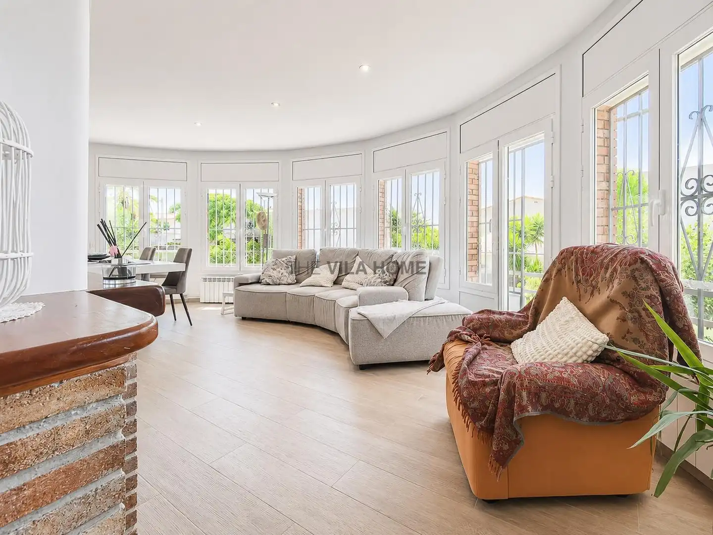 Sala de estar de Casa o chalet en venta en Vilanova i la Geltrú con Aire acondicionado, Calefacción y Jardín privado