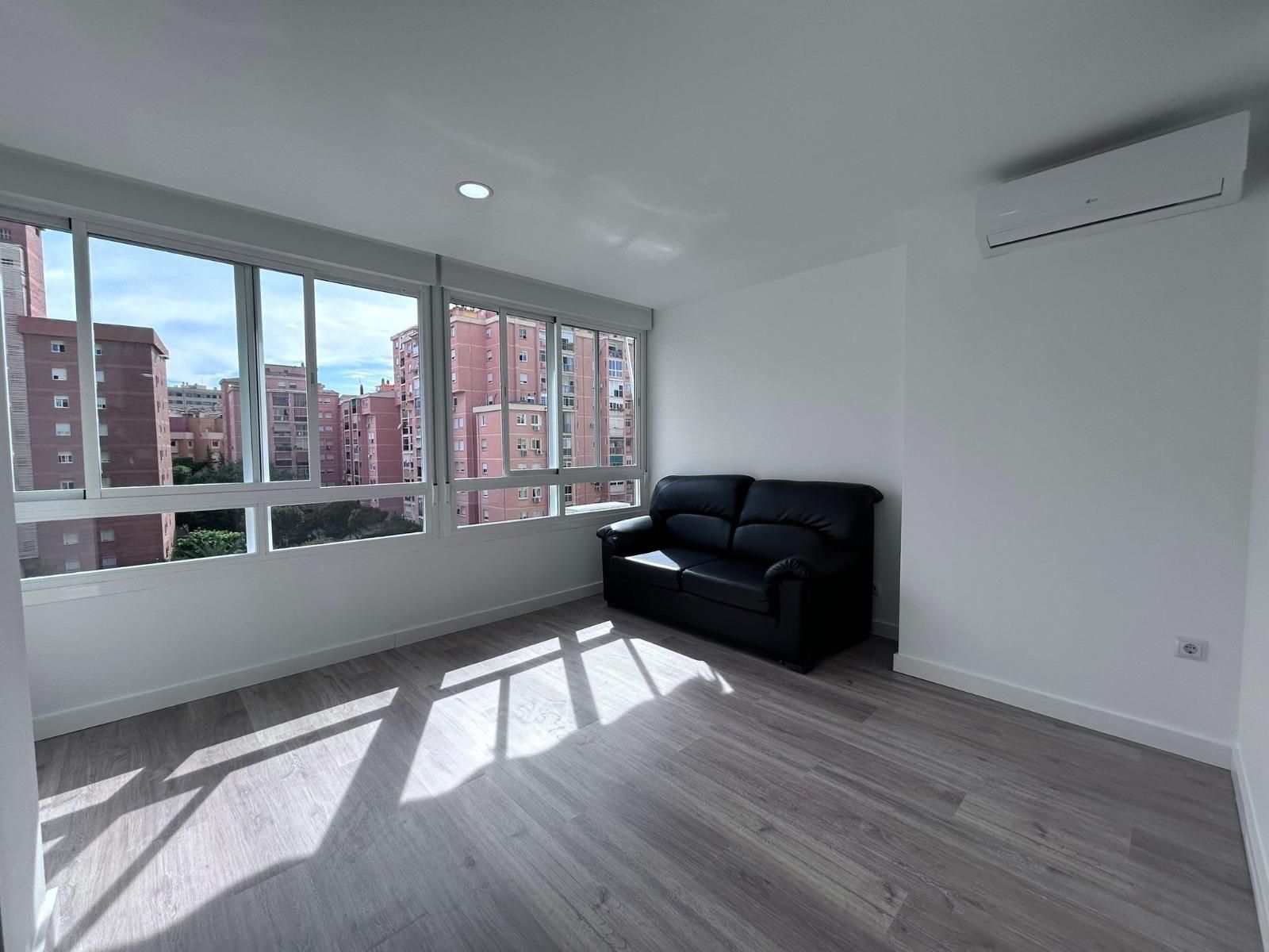 Sala d'estar de Apartament en venda en Torremolinos amb Aire condicionat