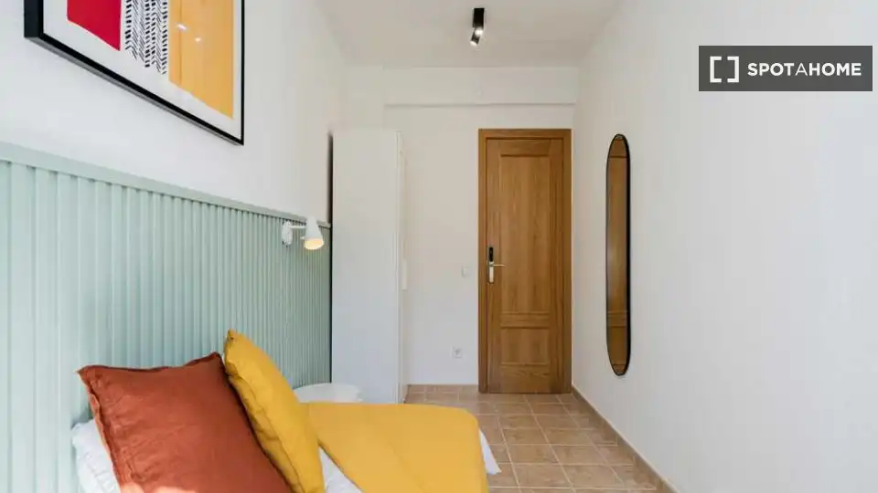 Bedroom of Flat for share in Tetuán