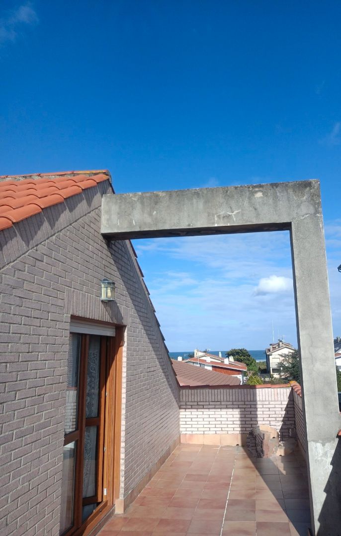 Vista exterior de Casa o xalet en venda en Laredo amb Calefacció, Jardí privat i Moblat