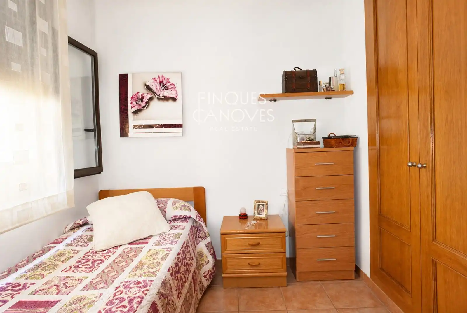 Schlafzimmer von Einfamilien-Reihenhaus zum Verkauf in Salt mit Heizung, Terrasse und Abstellraum