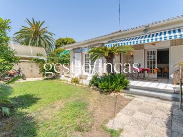 Casa aparellada en venda a Avenida MADRID