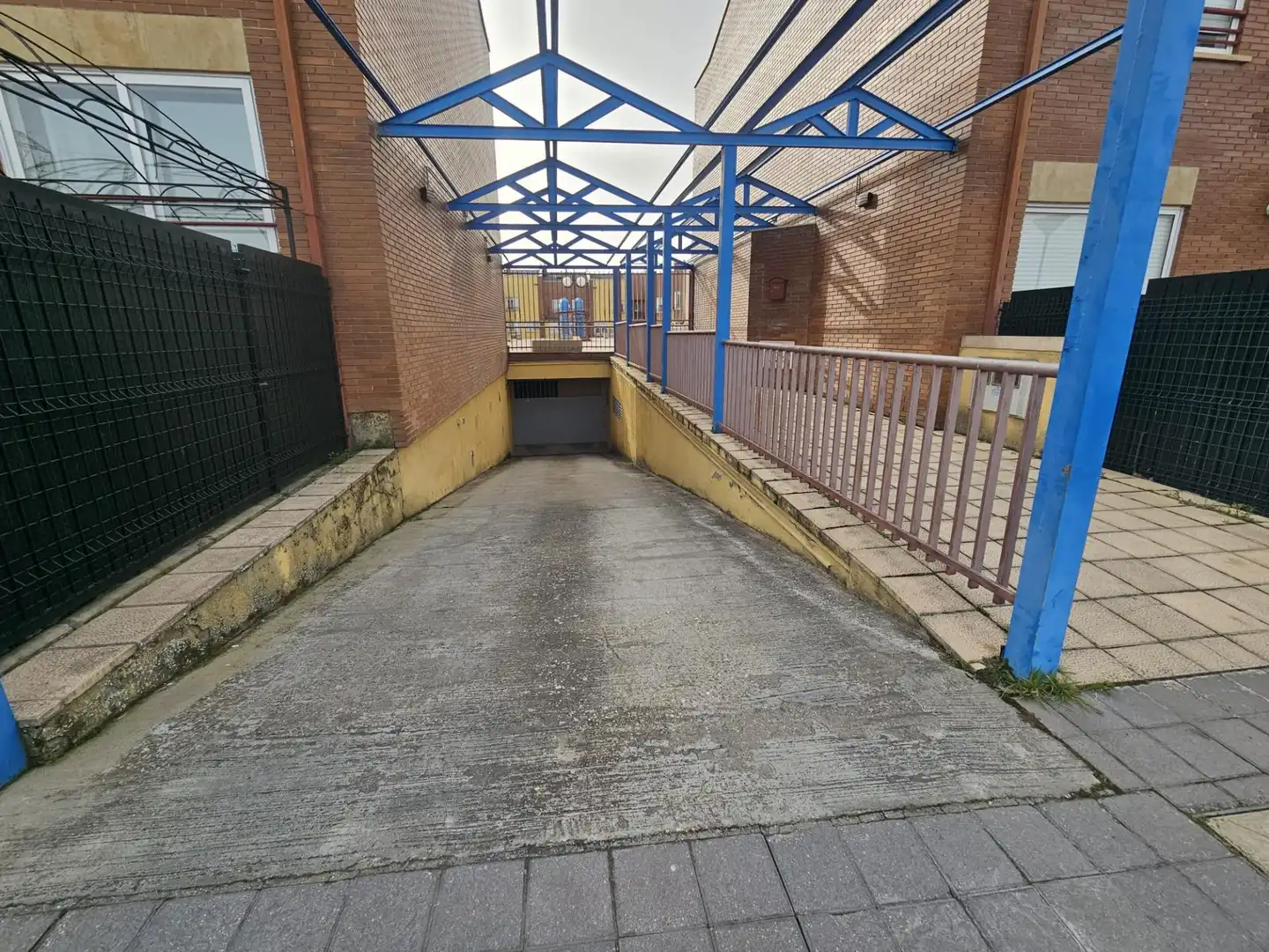 Aparcament de Casa adosada en venda en Villamayor amb Calefacció, Parquet i Traster