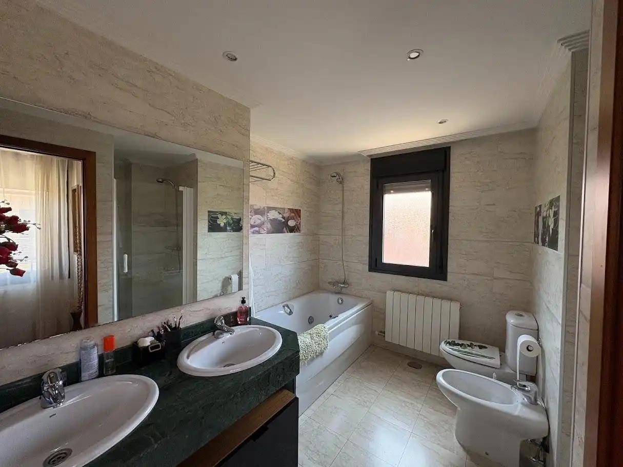 Badezimmer von Einfamilien-Reihenhaus zum Verkauf in Valladolid mit Klimaanlage, Heizung und Privatgarten