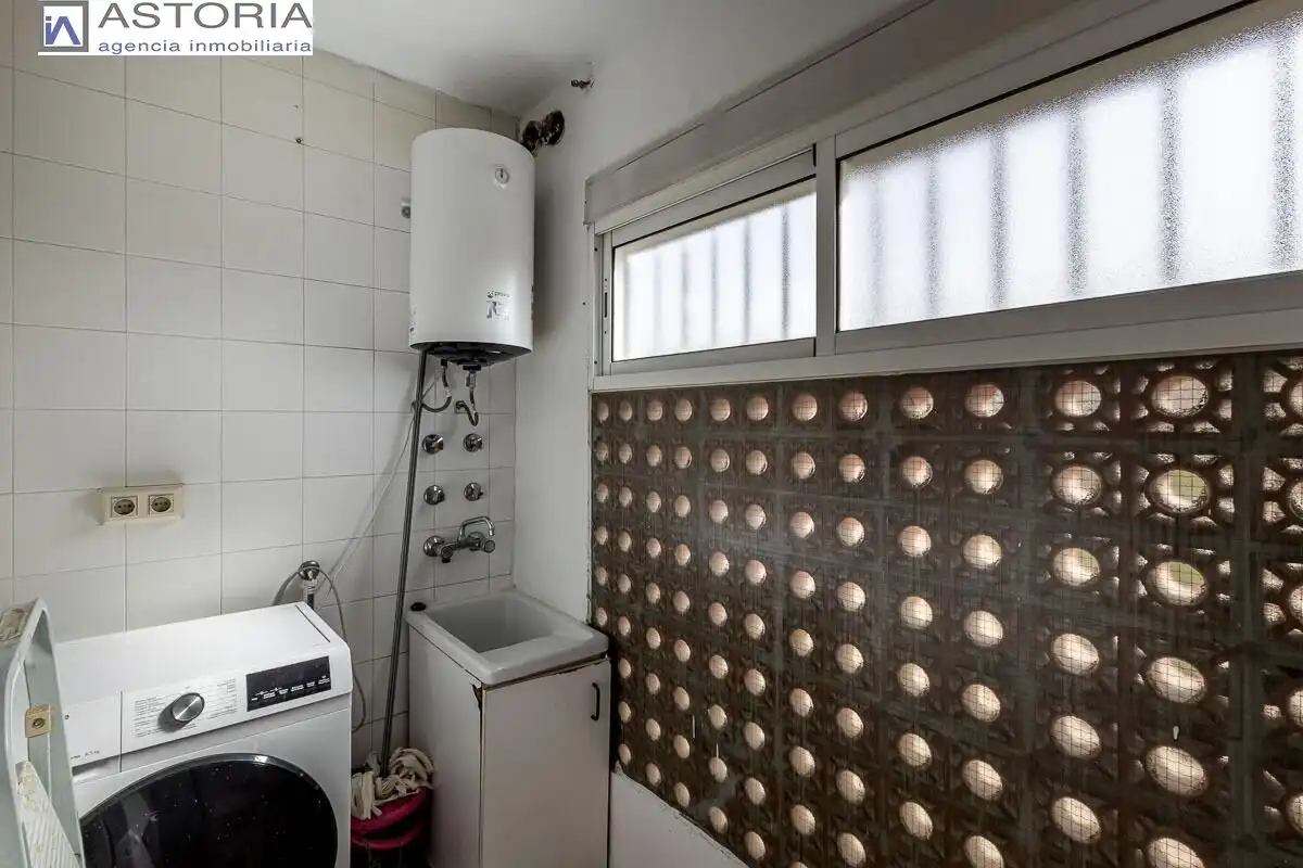 Bathroom of Flat for sale in Granada  with Balcony
