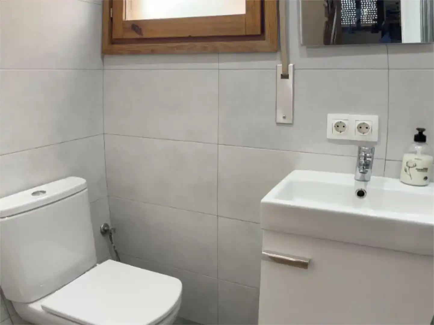 Bathroom of Houses for share in Zaragoza  with Private garden, Parquet flooring and Furnished