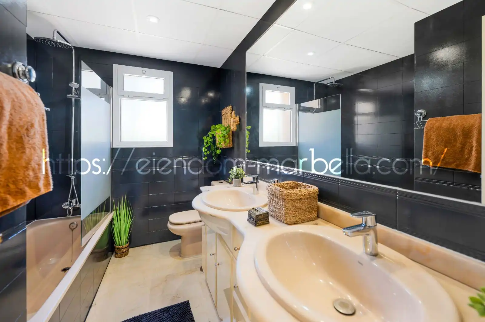 Badezimmer von Wohnungen zum Verkauf in Marbella mit Klimaanlage, Terrasse und Möbliert