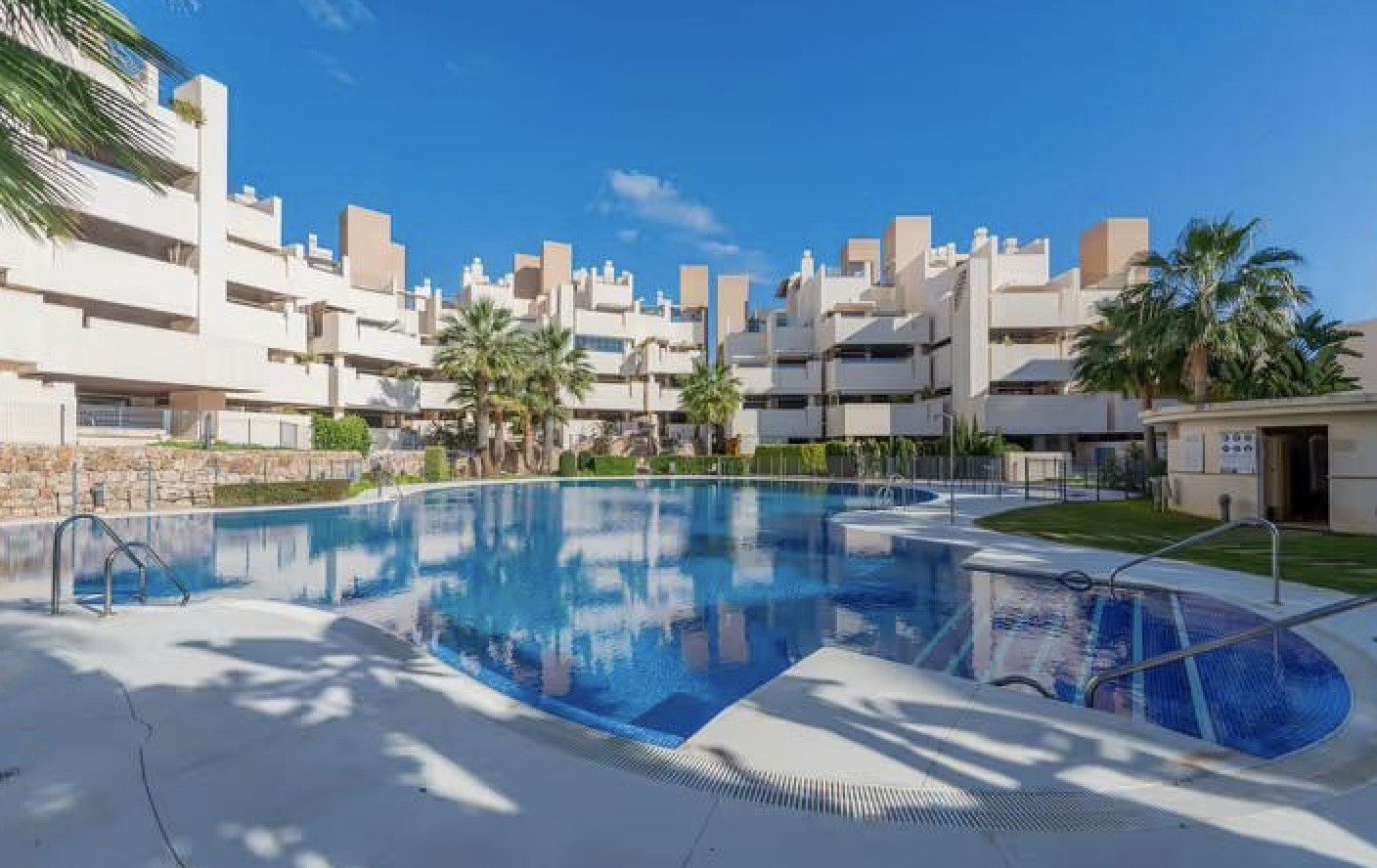 Exterior view of Apartment to rent in Estepona  with Air Conditioner, Heating and Private garden