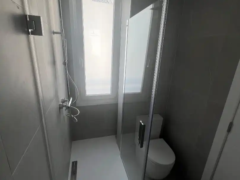 Bany de Pis de lloguer en  Madrid Capital amb Aire condicionat, Terrassa i Piscina