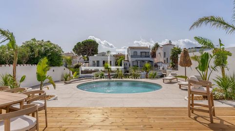 Obra nueva moderna en Empuriabrava con piscina y amarre privado