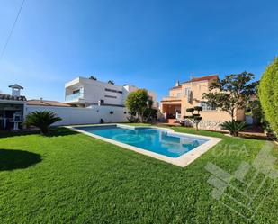 Vista exterior de Casa o xalet en venda en Vinaròs amb Aire condicionat, Terrassa i Piscina