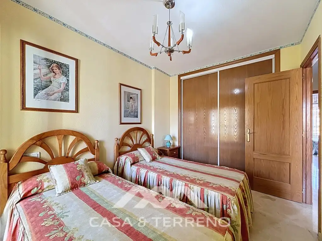 Dormitori de Casa adosada en venda en Vélez-Málaga amb Aire condicionat, Piscina i Microones