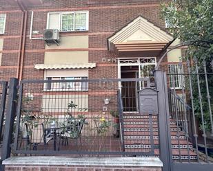 Vista exterior de Casa o xalet en venda en Azuqueca de Henares amb Aire condicionat i Piscina