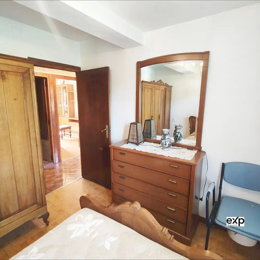 Dormitori de Casa adosada en venda en Oviedo  amb Parquet i Moblat