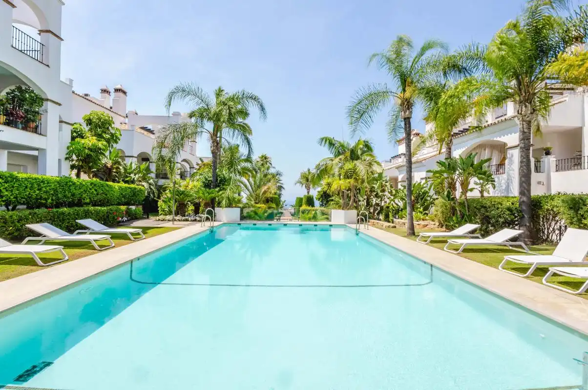 Piscina de Dúplex en venta en Marbella con Aire acondicionado, Calefacción y Jardín privado