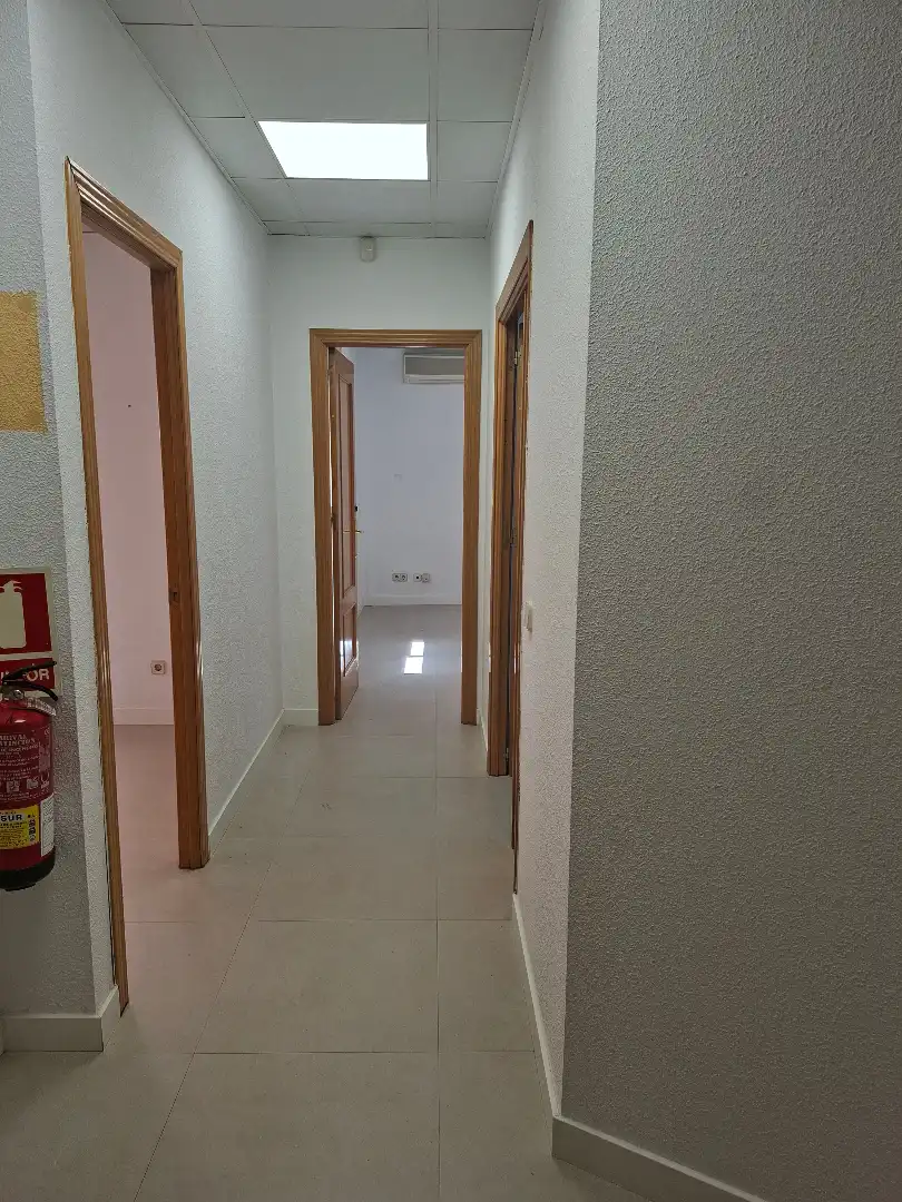 Office for rent in Pinto  with Air Conditioner and Heating