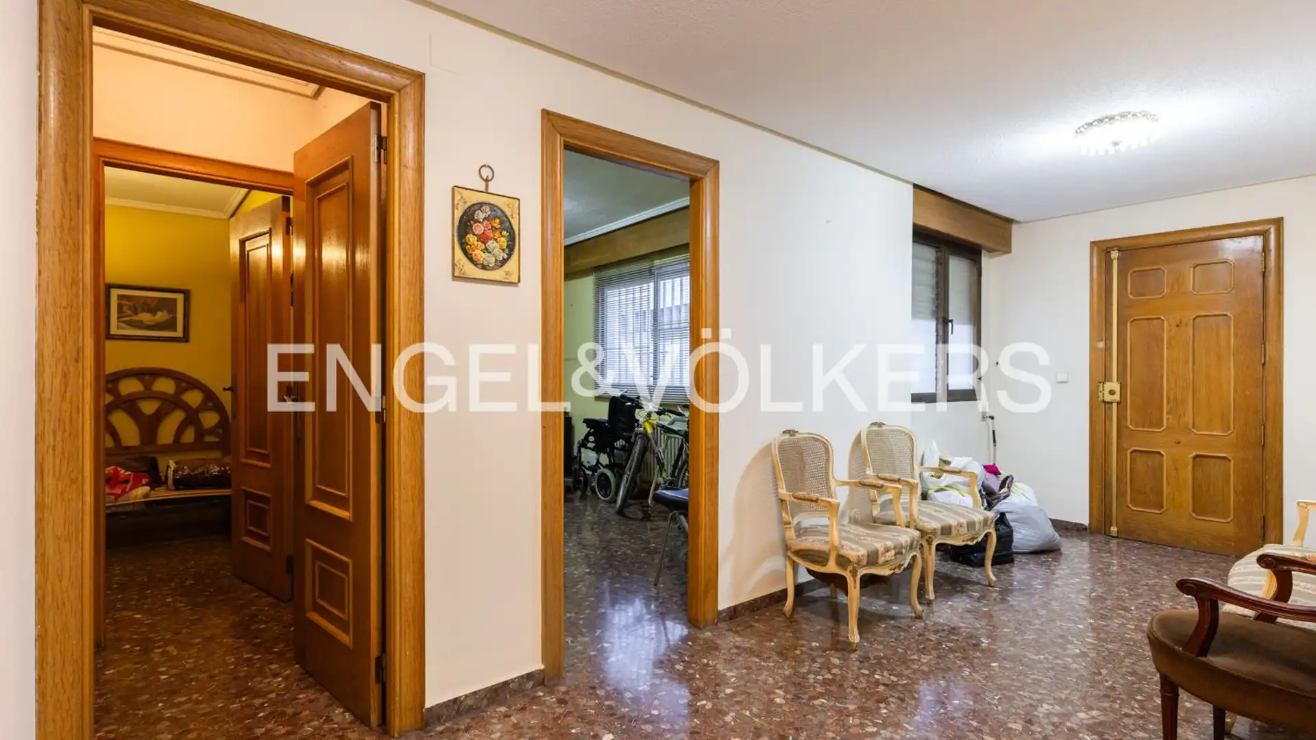 Flat for sale in  Valencia Capital  with Air Conditioner, Heating and Storage room