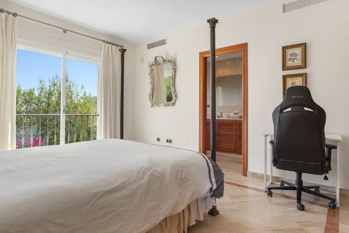 Dormitori de Casa o xalet en venda en Benahavís amb Aire condicionat, Jardí privat i Terrassa