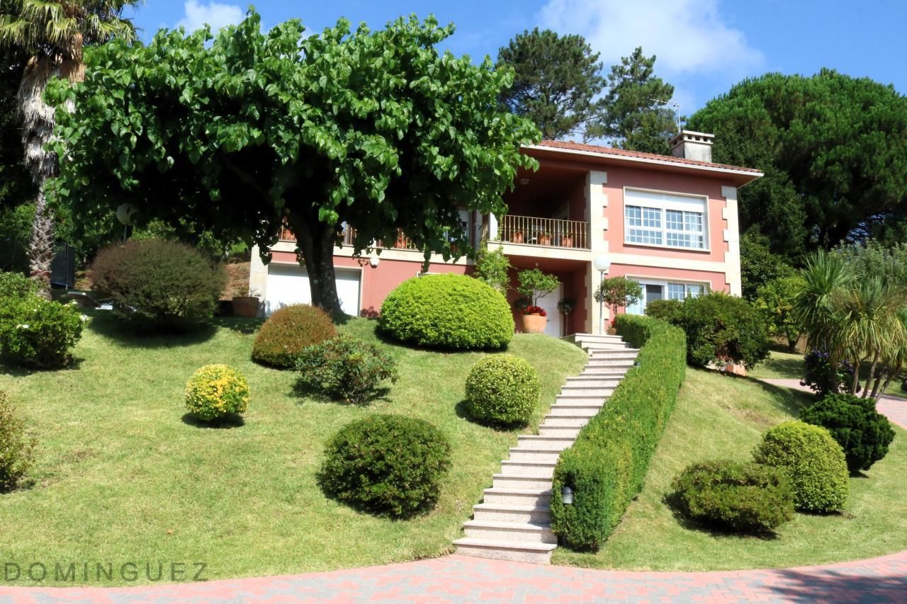 Vista exterior de Casa o xalet en venda en Pontevedra Capital  amb Calefacció, Jardí privat i Terrassa