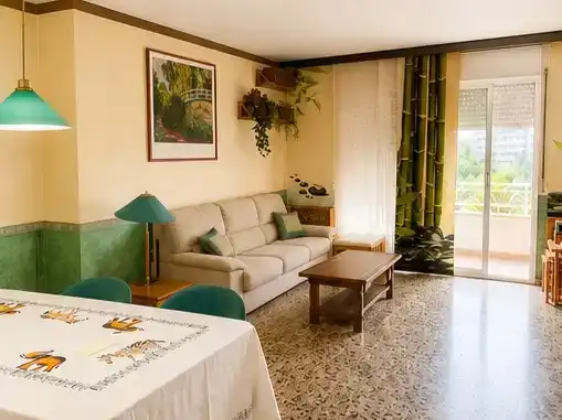 Sala de estar de Piso en venta en L'Hospitalet de Llobregat con Balcón