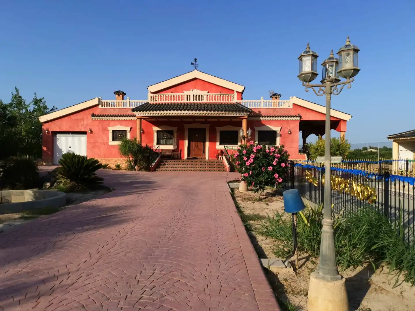Vista exterior de Casa o xalet en venda en Orihuela amb Jardí privat, Moblat i Balcó