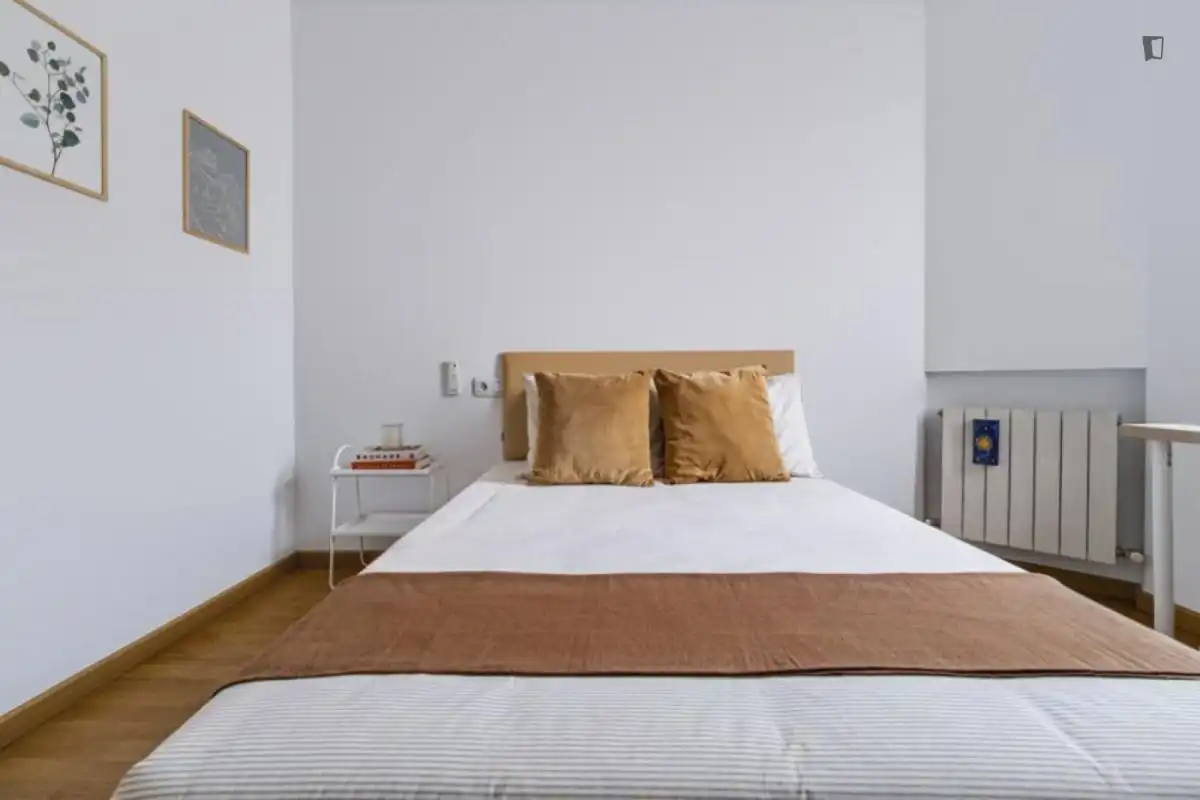 Habitación de Casa o chalet para compartir en Madrid con Calefacción, Amueblado y Horno
