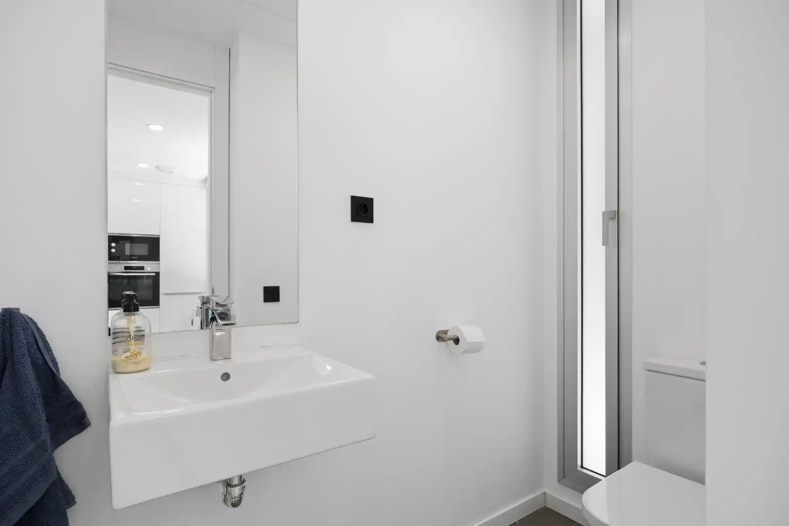 Badezimmer von Einfamilien-Reihenhaus zum Verkauf in Estepona mit Klimaanlage, Terrasse und Schwimmbad