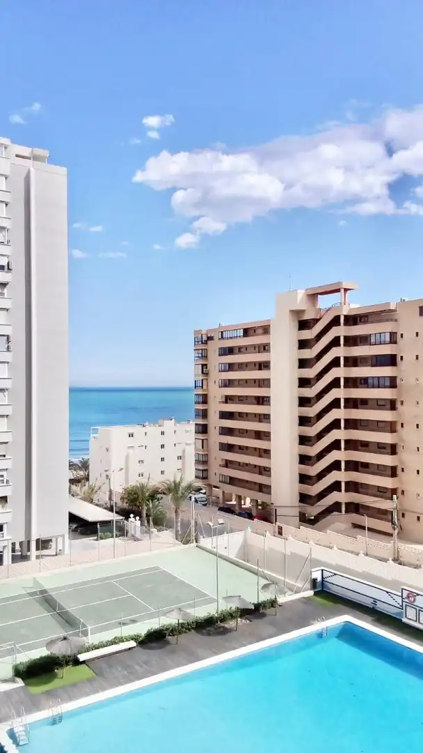 Außenansicht von Wohnungen zur Miete in Alicante / Alacant mit Klimaanlage, Schwimmbad und Möbliert