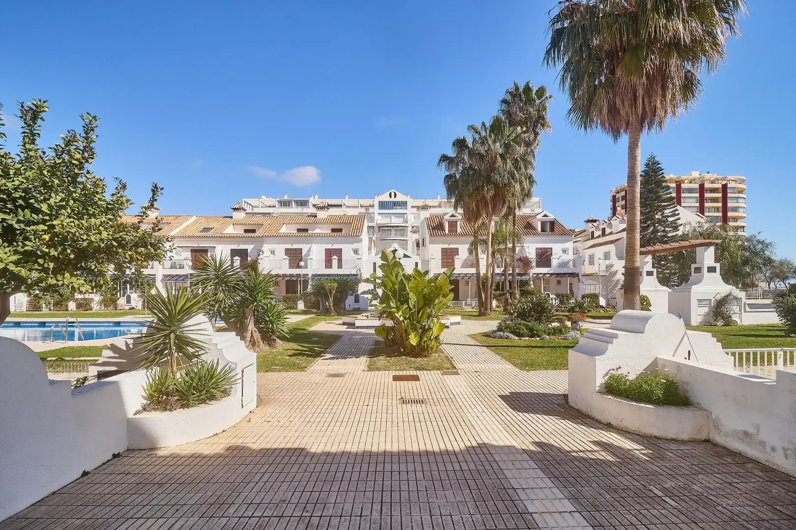 Exterior view of Flat for sale in Fuengirola  with Air Conditioner, Terrace and Community pool