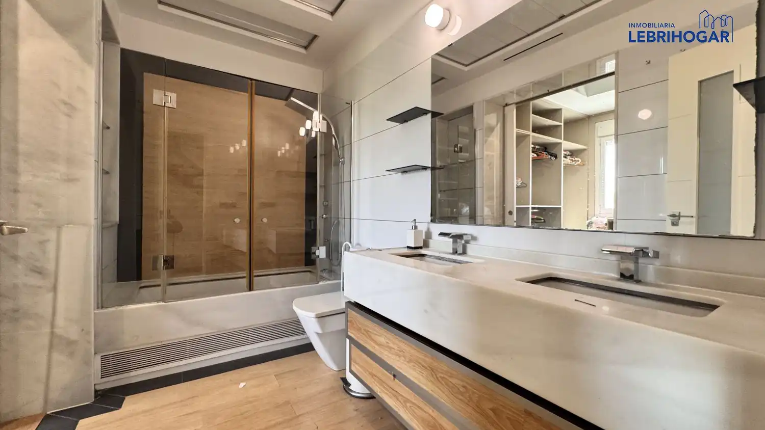 Baño de Casa adosada en venta en Lebrija con Aire acondicionado, Calefacción y Terraza