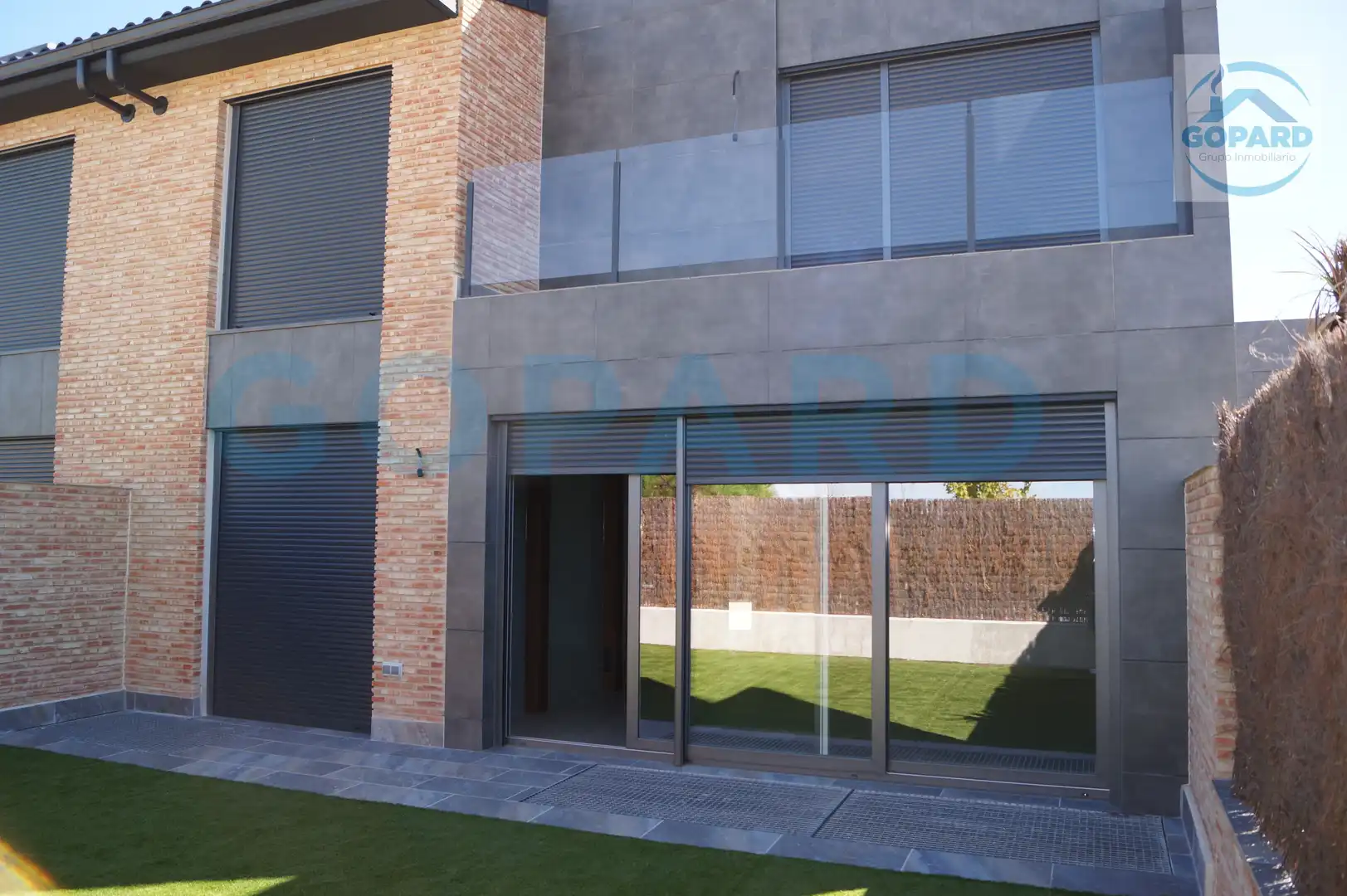 Vista exterior de Casa adosada de alquiler en Boadilla del Monte con Aire acondicionado, Calefacción y Jardín privado