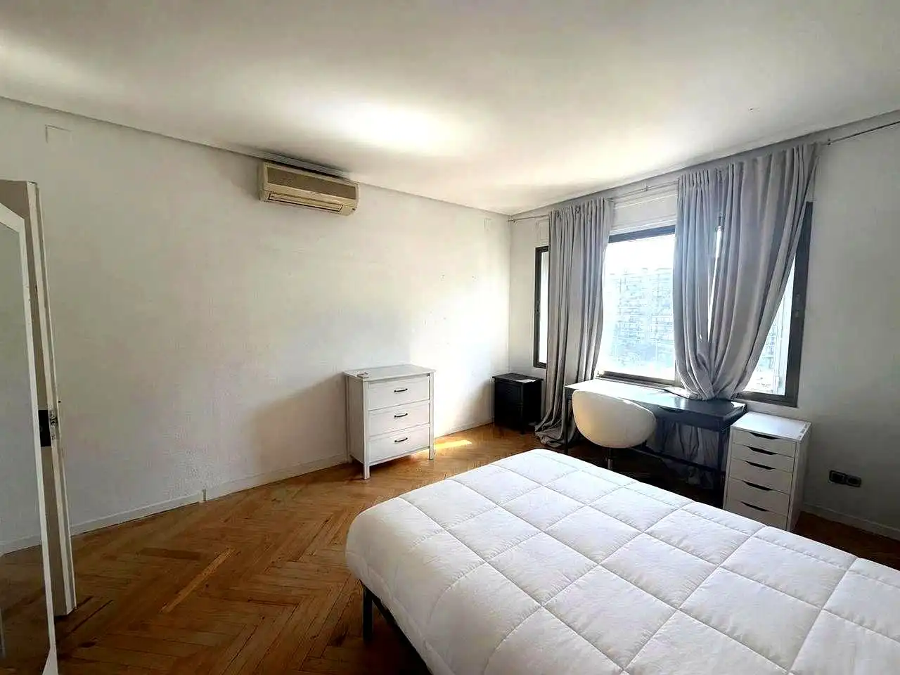 Bedroom of Flat for rent in Madrid  with Air Conditioner, Heating and Terrace