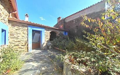 Außenansicht von Einfamilien-Reihenhaus zum verkauf in Madroñera mit Terrasse