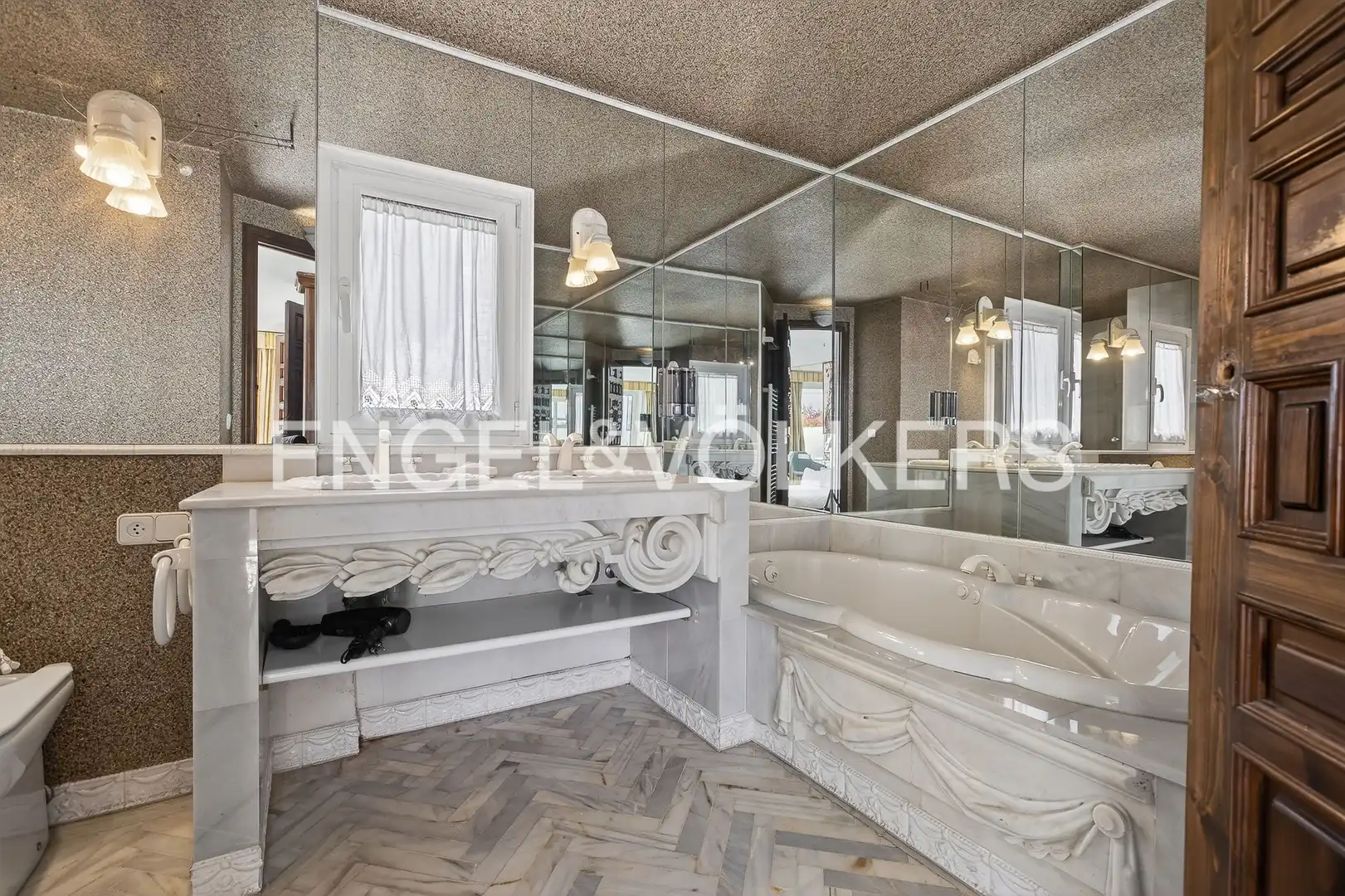 Bathroom of Houses for sale in Sevilla  with Air Conditioner, Heating and Parquet flooring