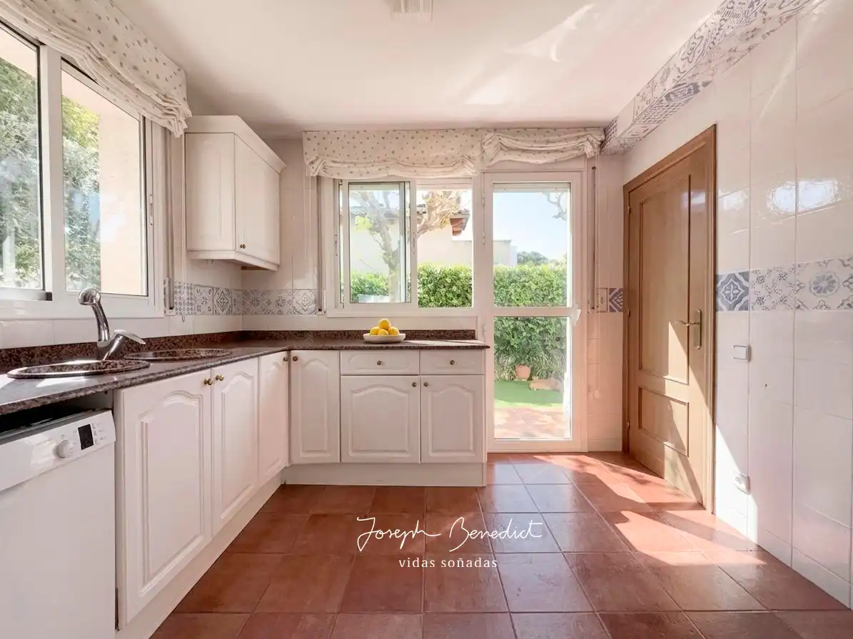 Cocina de Casa o chalet en venta en Castelldefels con Aire acondicionado, Calefacción y Jardín privado