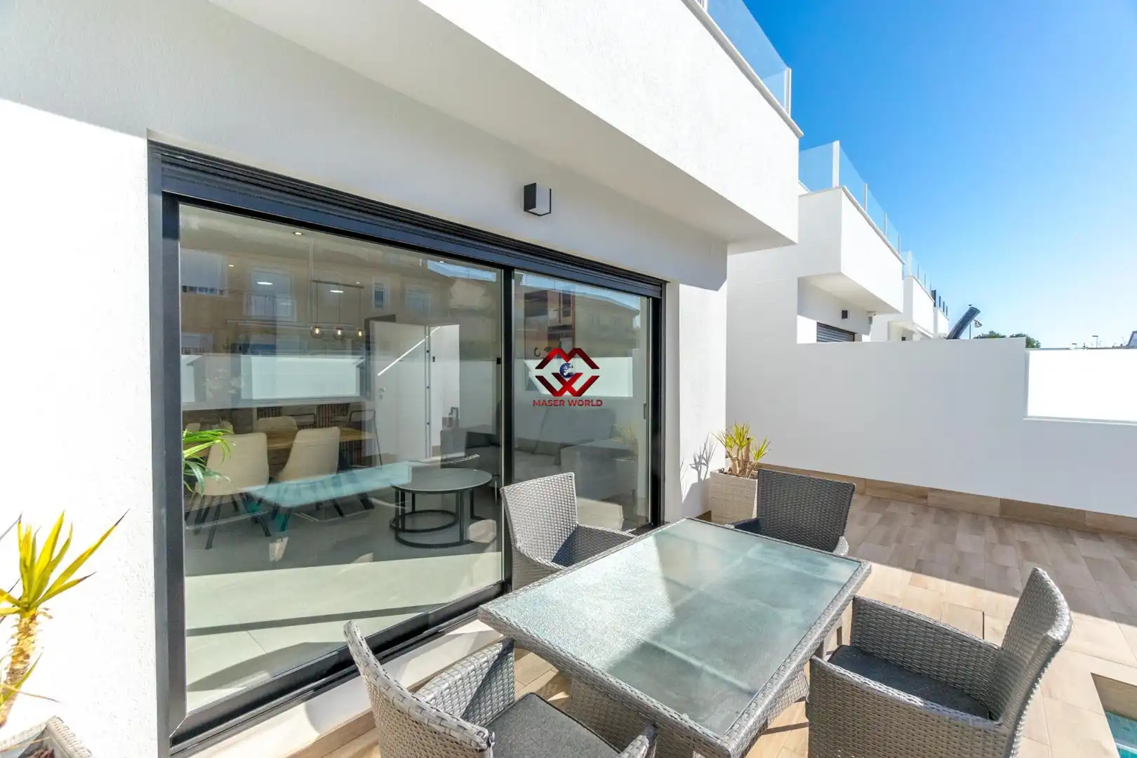 Terrasse von Einfamilien-Reihenhaus zum Verkauf in San Pedro del Pinatar mit Privatgarten, Terrasse und Schwimmbad