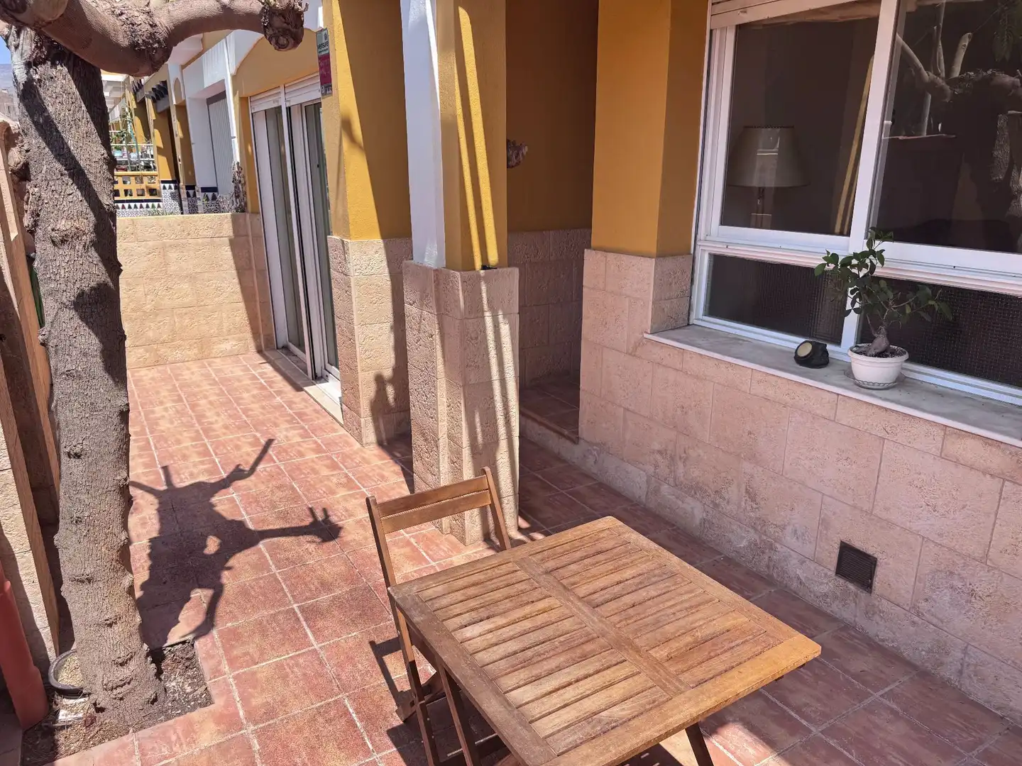 Terrasse von Einfamilien-Reihenhaus zum Verkauf in Roquetas de Mar mit Klimaanlage