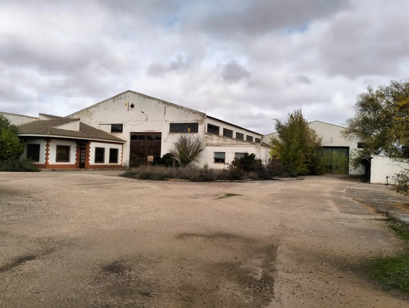 Vista exterior de Nave industrial en venta en Casas de Haro con Alarma