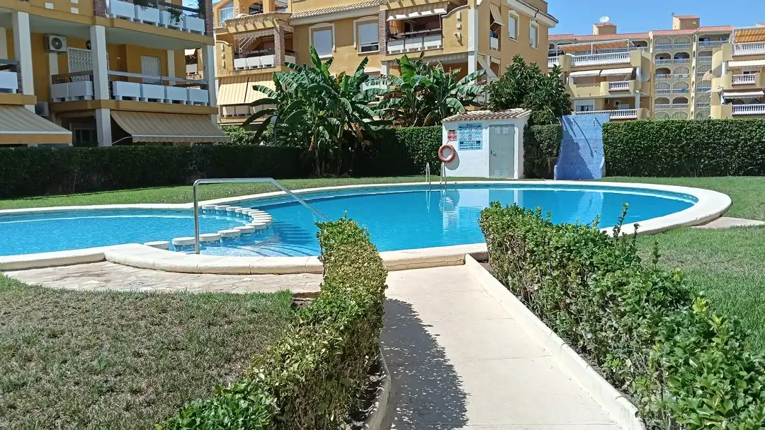 Schwimmbecken von Wohnungen zum Verkauf in Xeraco mit Klimaanlage, Privatgarten und Terrasse