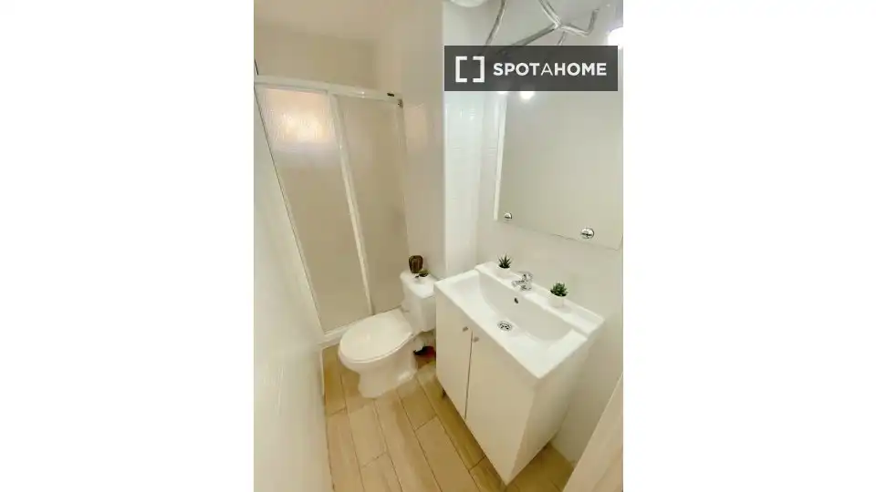 Baño de Piso de alquiler en Sevilla con Aire acondicionado, Calefacción y Amueblado