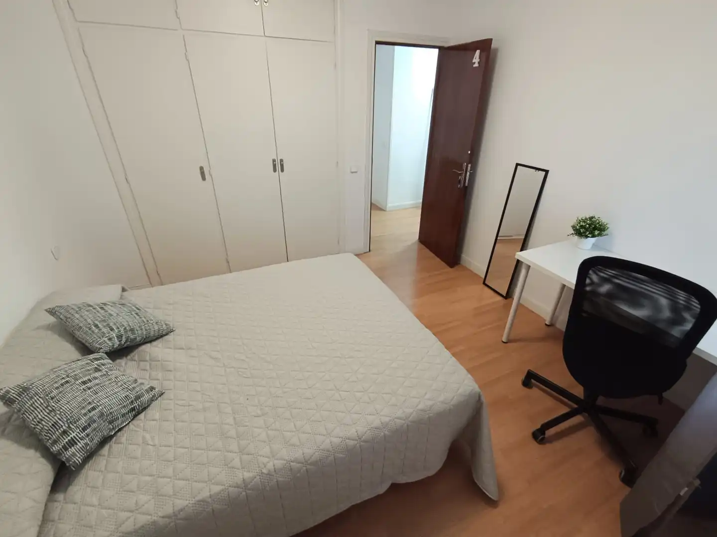 Habitación de Piso para compartir en Madrid con Amueblado, Lavadora y Microondas