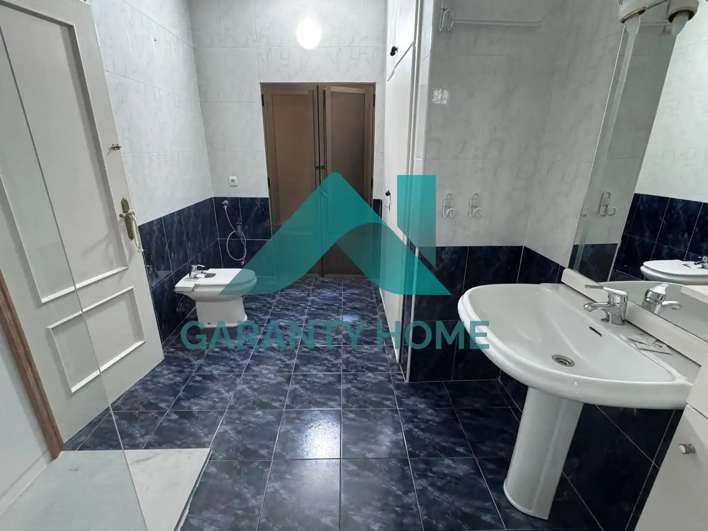Bathroom of Apartments for rent in Cáceres  with Air Conditioner and Heating