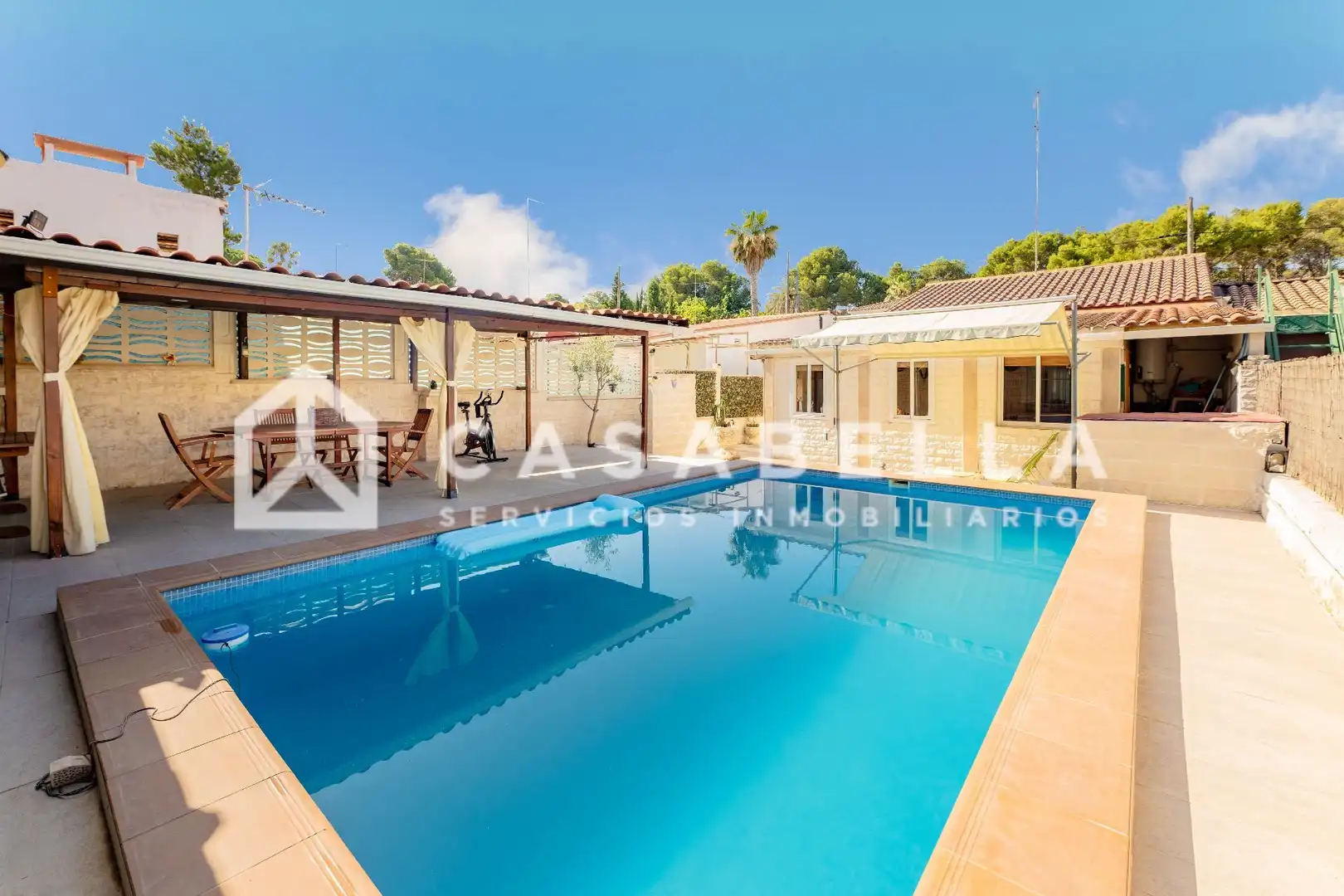 House with pool for sale in La Cañada